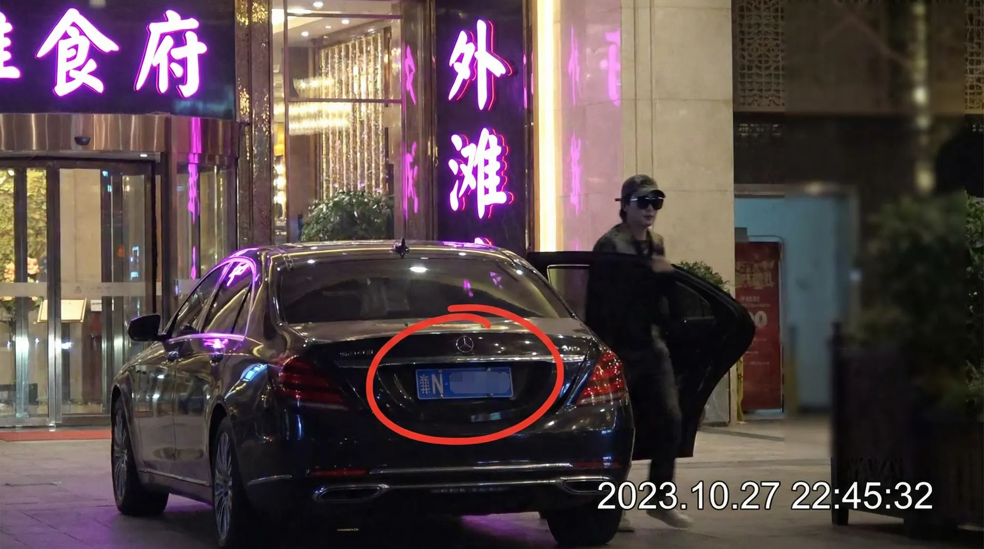 皇冠新体育网址 - 豪车餐厅外偷拍